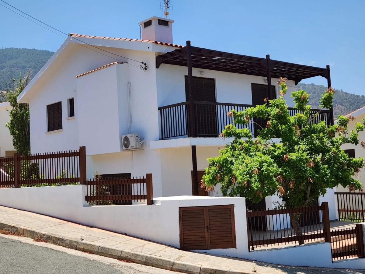 Seaclusion Vacation Villa Pomos Exterior photo